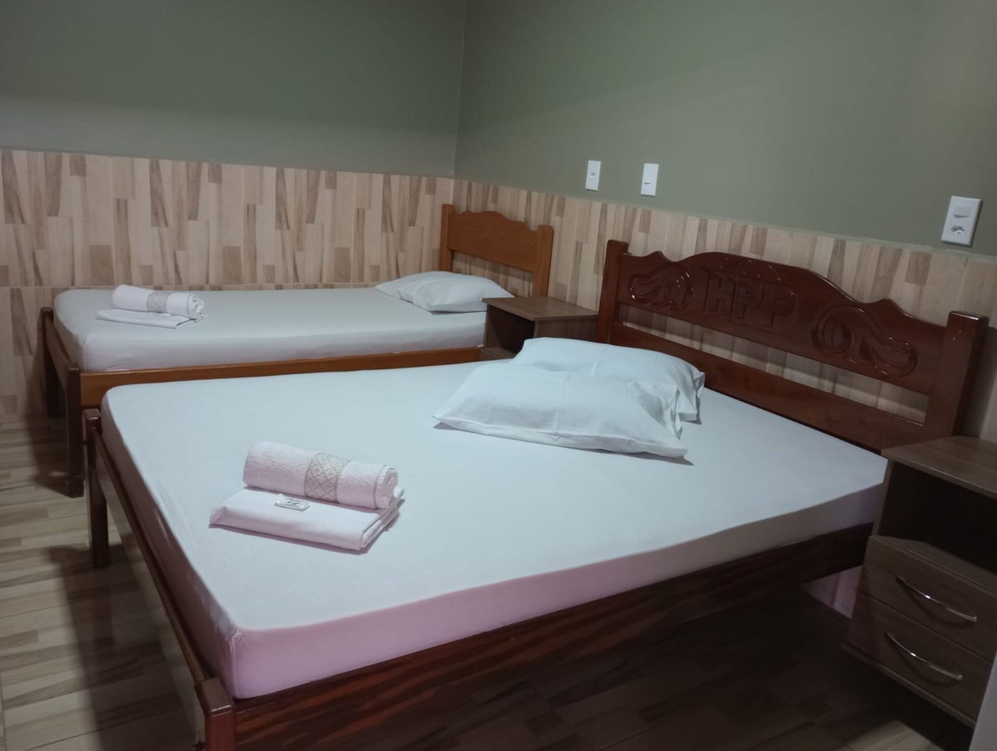 Quarto com cama de casal e de solteiro