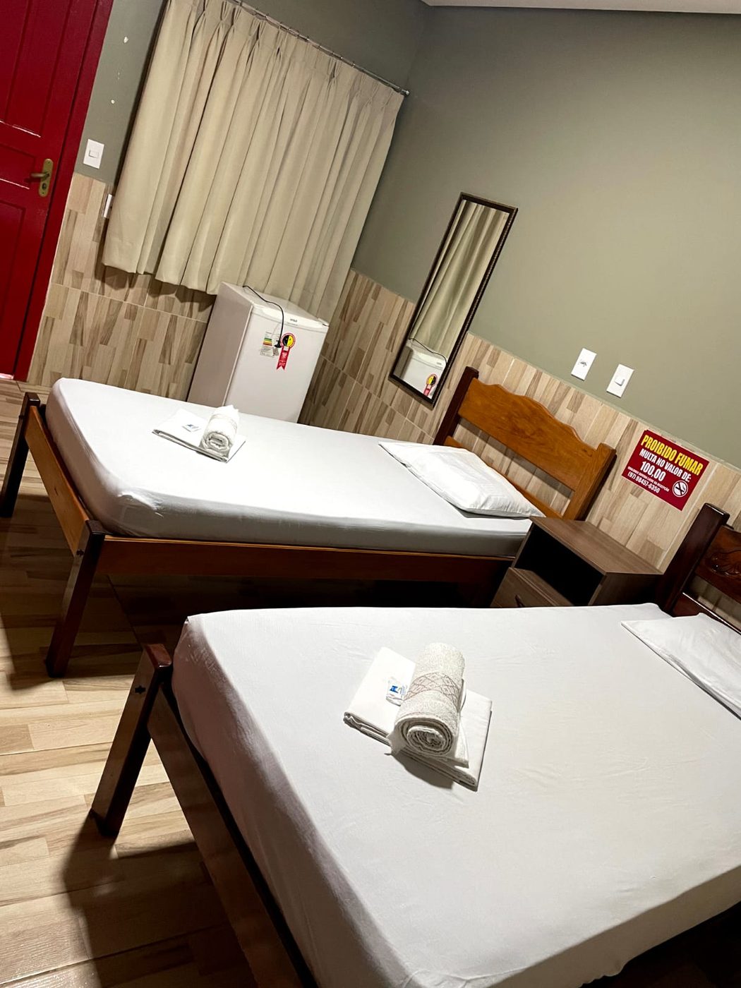 Quarto com duas camas de solteiro